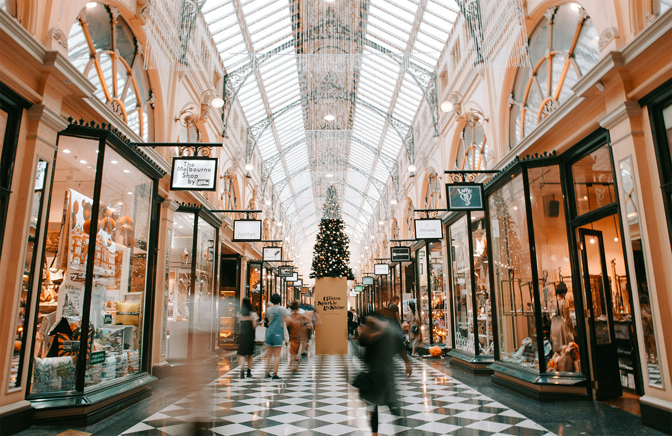 U.S. retailers fill store shelves with leftover holiday inventory